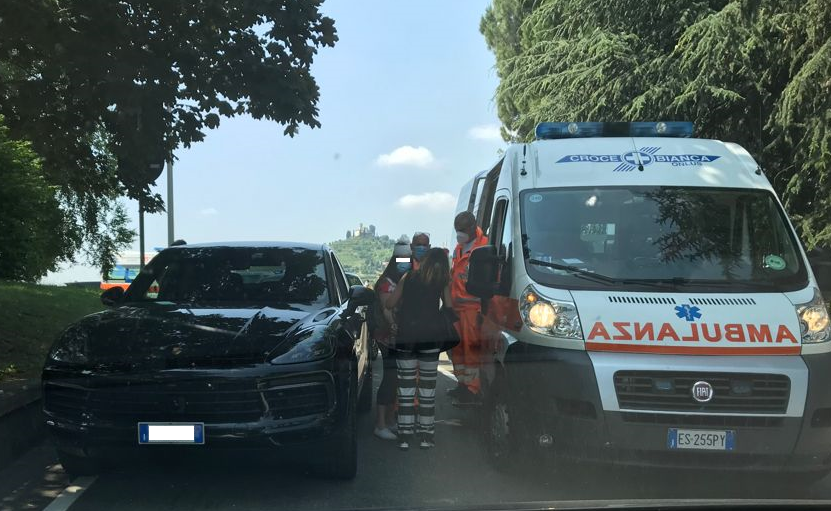 Follia a Cernusco: ruba l’auto a una donna, si schianta e prende a bastonate un anziano
