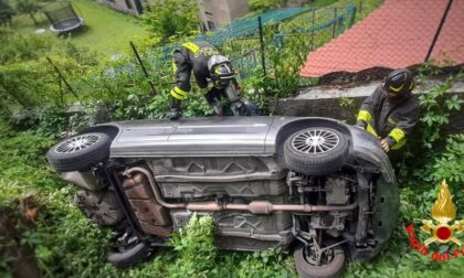 Auto nel fosso... durante una cerimonia