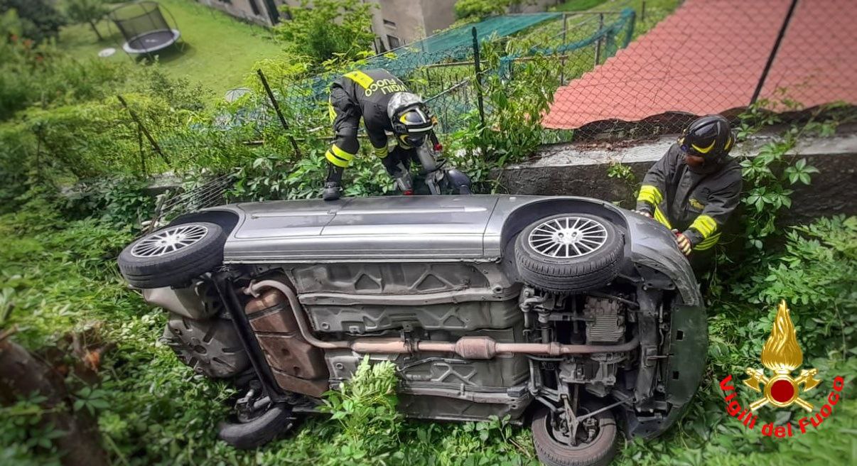 Auto nel fosso… durante una cerimonia
