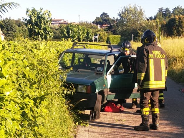 Si ribalta con l’auto, ferito un ventiseienne
