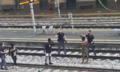 Salvini pubblica il video della rissa in stazione a Lecco e lancia l'hashtag  #iostoconilpoliziotto