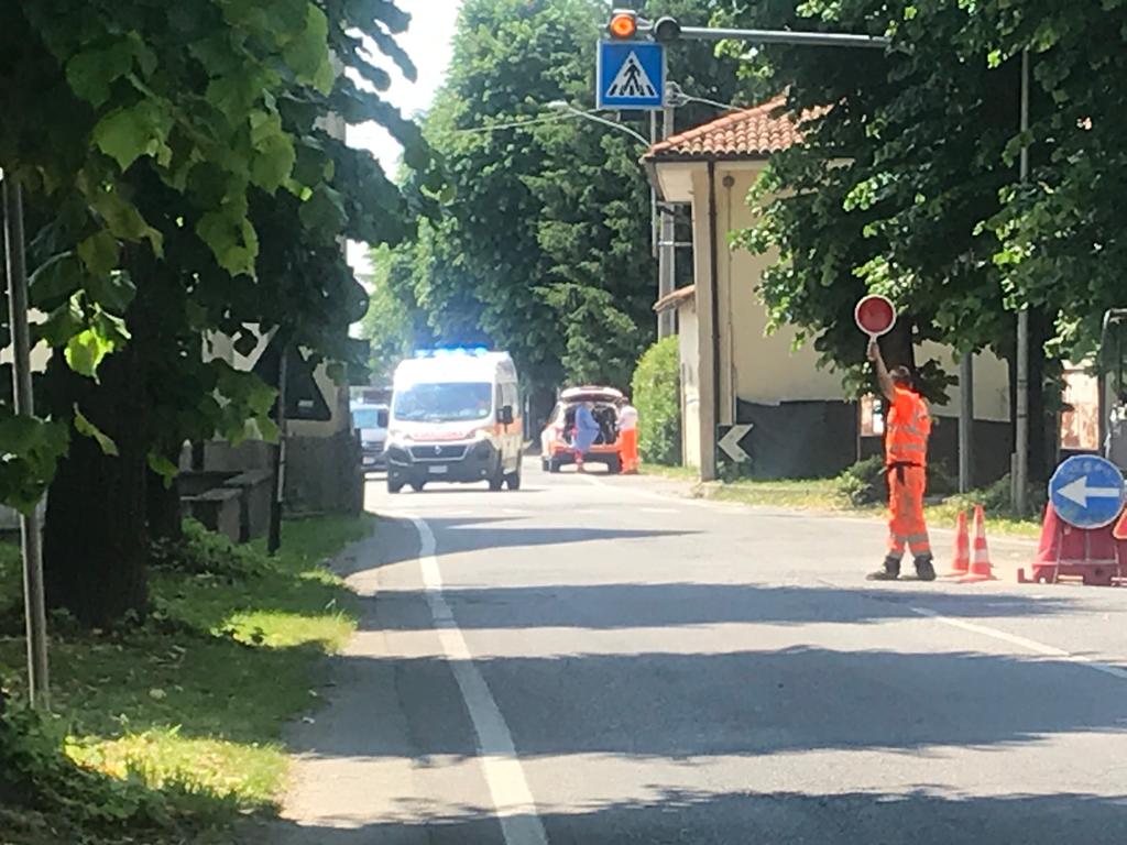 Cade dalla scala, anziano in ospedale