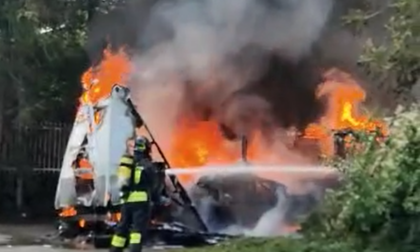 Tre botti, poi l’esplosione: scoppia un camper