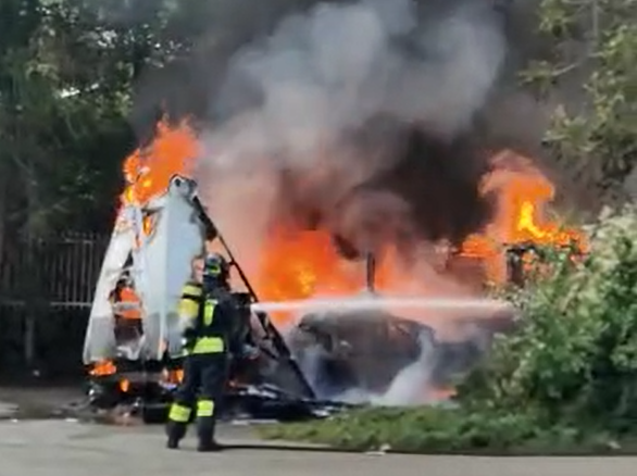 Tre botti, poi l’esplosione: scoppia un camper