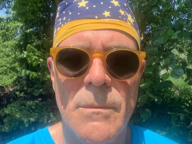 Zangrillo e il selfie incriminato: “La mascherina all’aperto non serve”