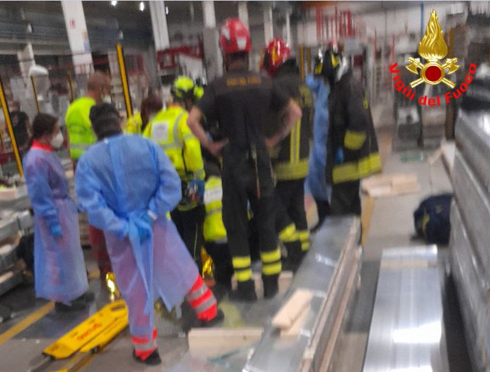 Incidente alla ex Proferal: 23enne schiacciato da materiale ferroso, trasportato in ospedale in codice rosso