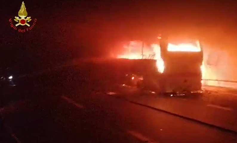 Autobus in fiamme nella galleria Fiumelatte: chiusa la Statale 36in direzione nord. 25 ragazzini salvati dall’autista eroe