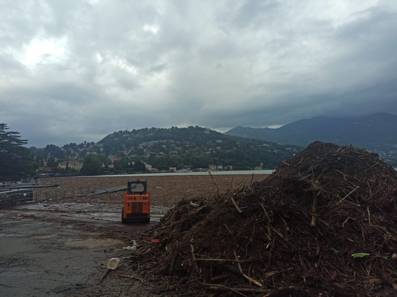 Una marea di fango e legname, lago invaso dai detriti: battelli sospesi