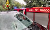 Sasso si stacca dalla parete rocciosa e colpisce un'auto: paura per tre ragazze