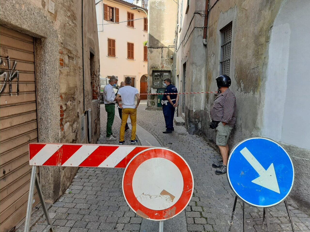 Crolla un tetto a Civate,  sfollata una famiglia e centro storico chiuso