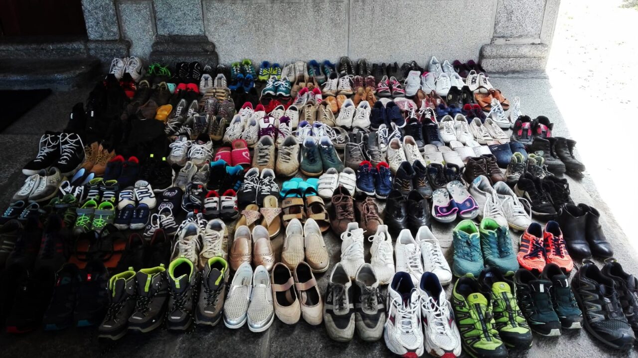 Sagrato invaso dalle scarpe… per solidarietà