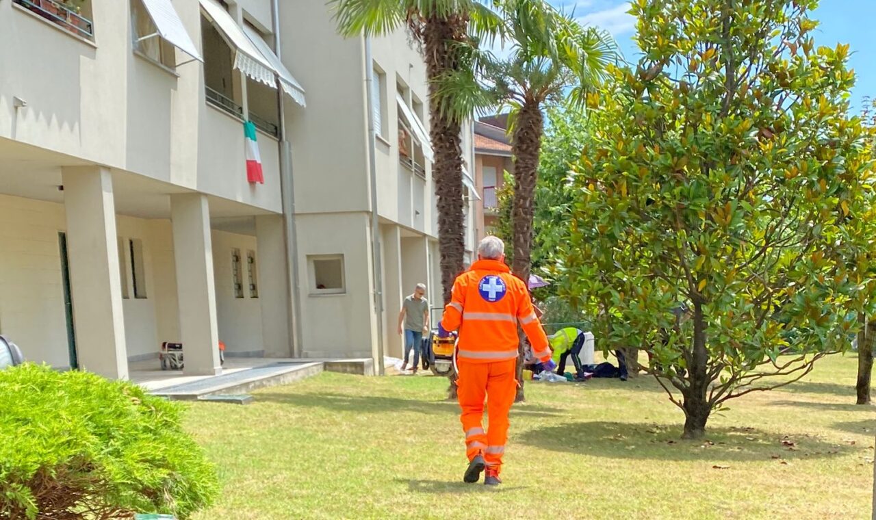 Precipita dal balcone, è gravissima