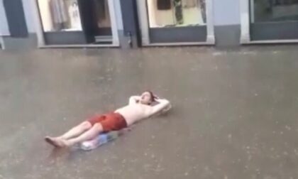 Nubifragio? C’è chi ne approfitta per un giro in materassino, il video