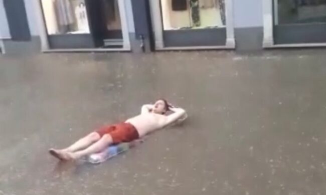 Nubifragio? C’è chi ne approfitta per un giro in materassino, il video