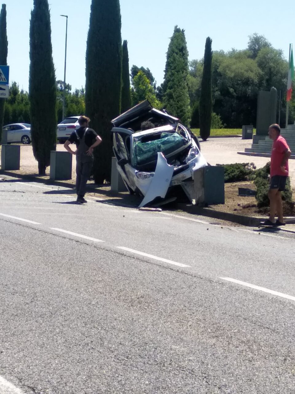 Auto “vola” e si schianta contro un arredo urbano: conducente in ospedale