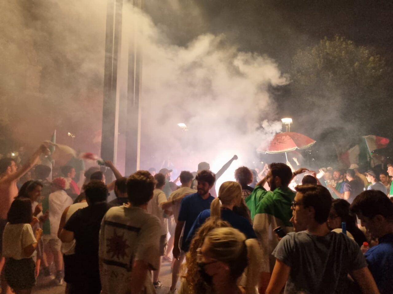 Poliziotto interviene per difendere una ragazza: aggredito durante la festa per la vittoria dell’Italia agli Europei