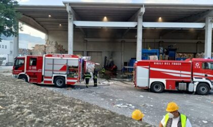 Fiamme in cartiera all'alba: si incendia un muletto