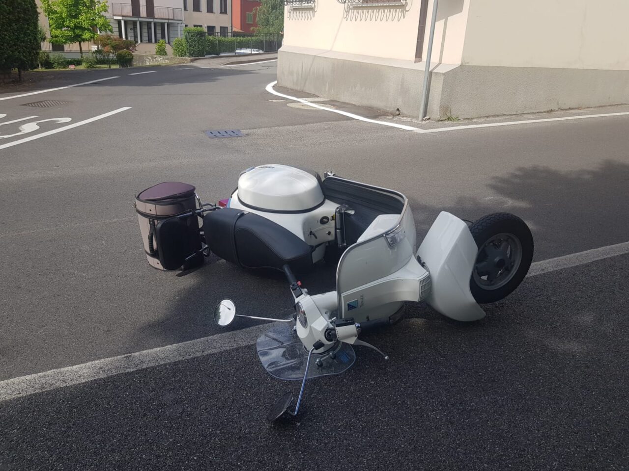 Incidente allo stop: scontro auto-moto