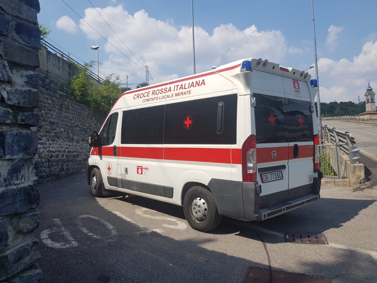 Giovane ferito alla mano davanti alla stazione