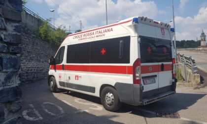 Giovane ferito alla mano davanti alla stazione