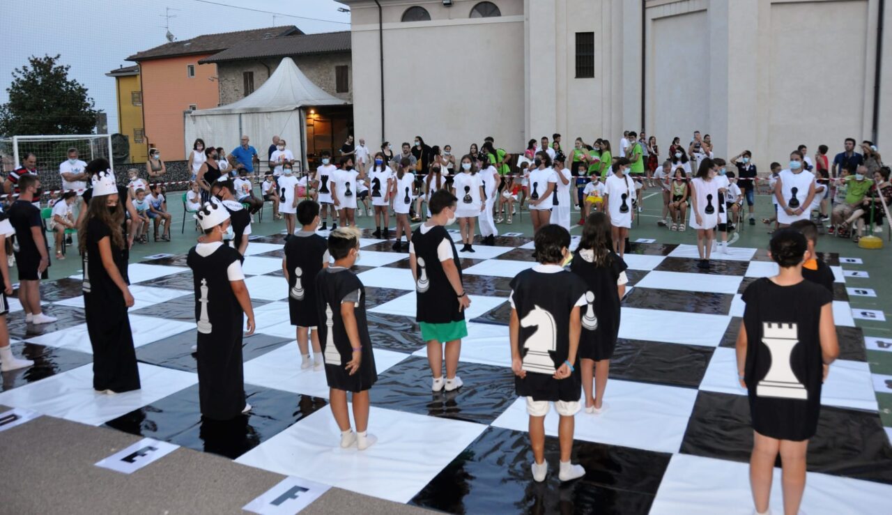 Una serata in scacco matto: uno spettacolo di scacchi viventi