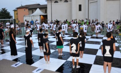 Una serata in scacco matto: uno spettacolo di scacchi viventi