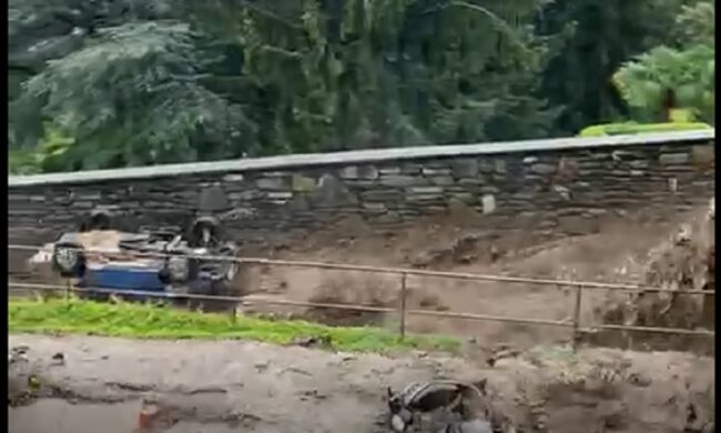 Terrore sul Lario: acqua e fango travolgono le auto, video impressionante