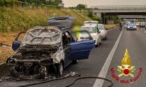 Auto a fuoco sulla Statale 36: rimane solo la carcassa