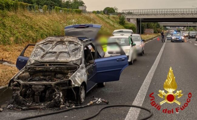 Auto a fuoco sulla Statale 36: rimane solo la carcassa