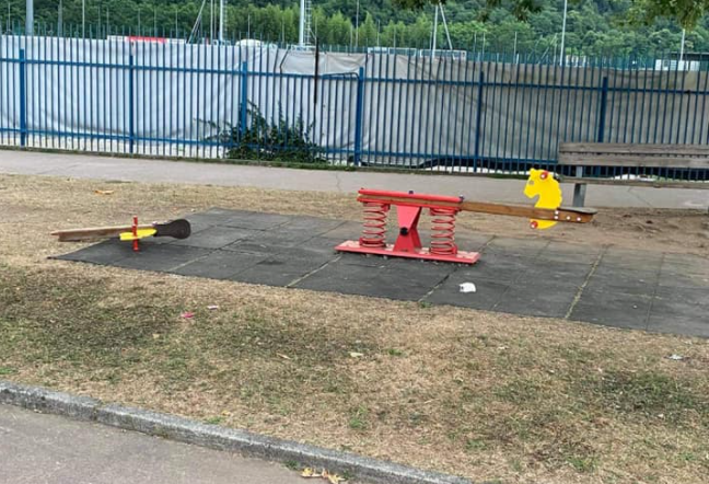 Rotti i giochi per bambini, sindaco furente