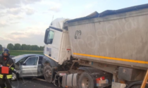 Schianto tra due tir e un'auto, muore camionista bergamasco