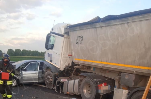 Schianto tra due tir e un’auto, muore camionista bergamasco