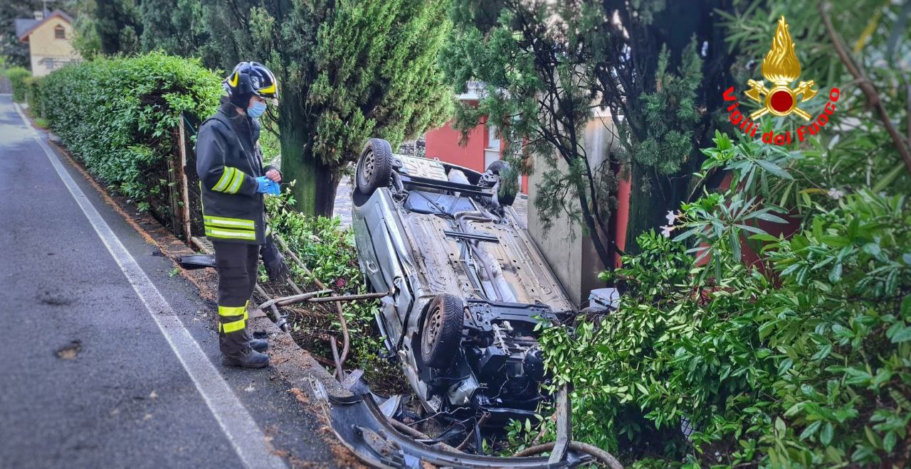 Allagamenti, smottamenti, auto ribaltata: 24 ore di super lavoro per i Vigili del Fuoco
