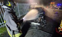 Auto in fiamme, danneggiata quella parcheggiata di fianco