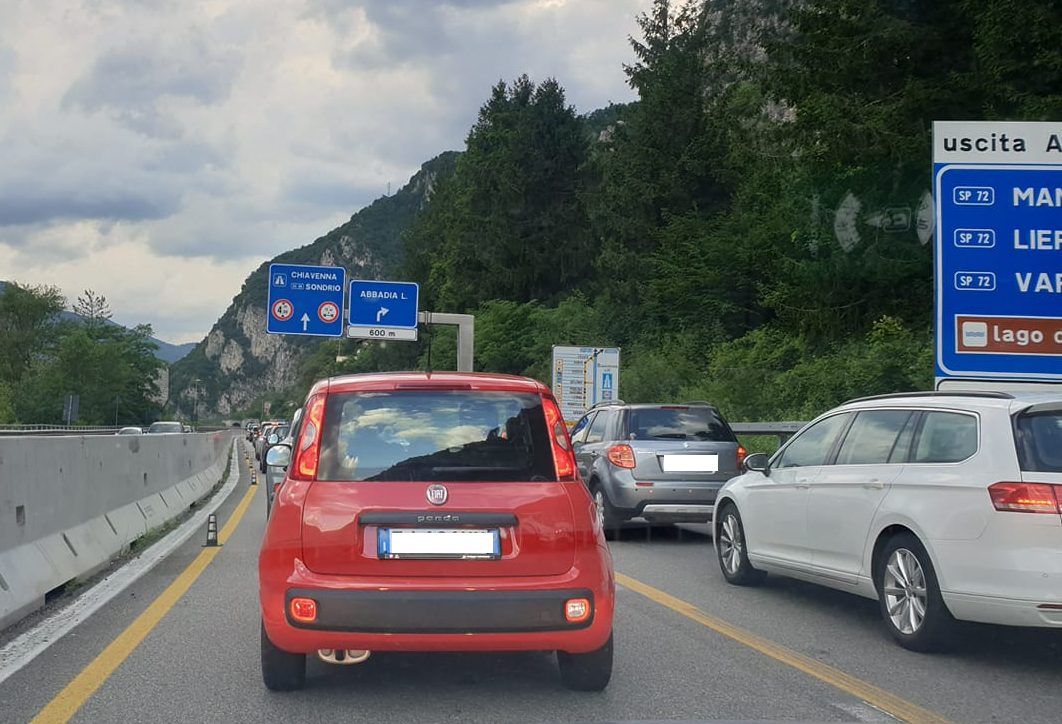 Schianto allo svincolo di Nibionno della Ss 36: grave un 65enne