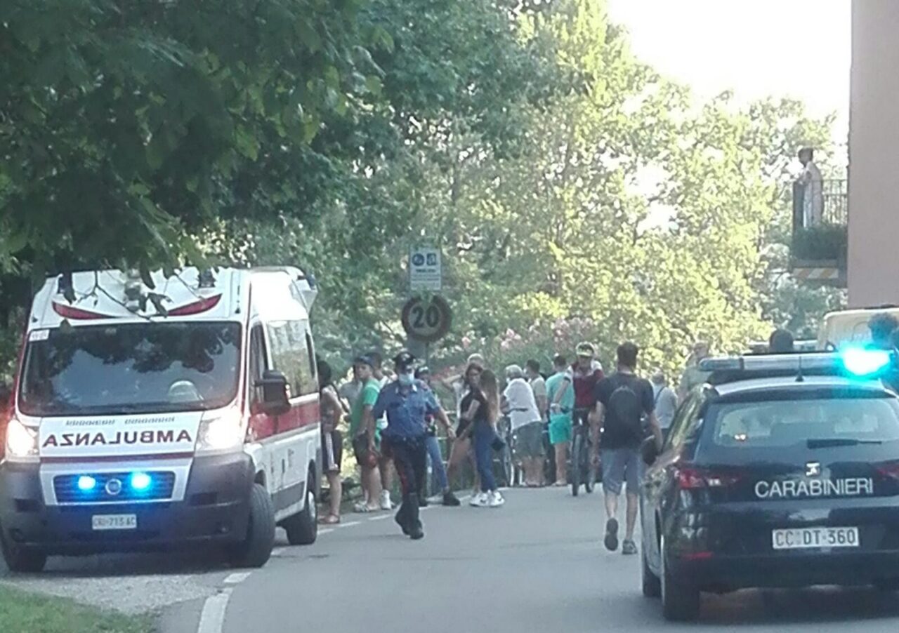 Il tuffo nell’Adda finisce in tragedia: morto un 21enne. Una ragazzina di 13 anni aveva tentato di salvarlo