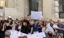 "No green pass": i manifestanti sfilano senza autorizzazione in centro Bergamo