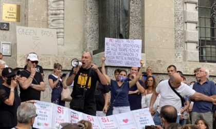 "No green pass": i manifestanti sfilano senza autorizzazione in centro Bergamo
