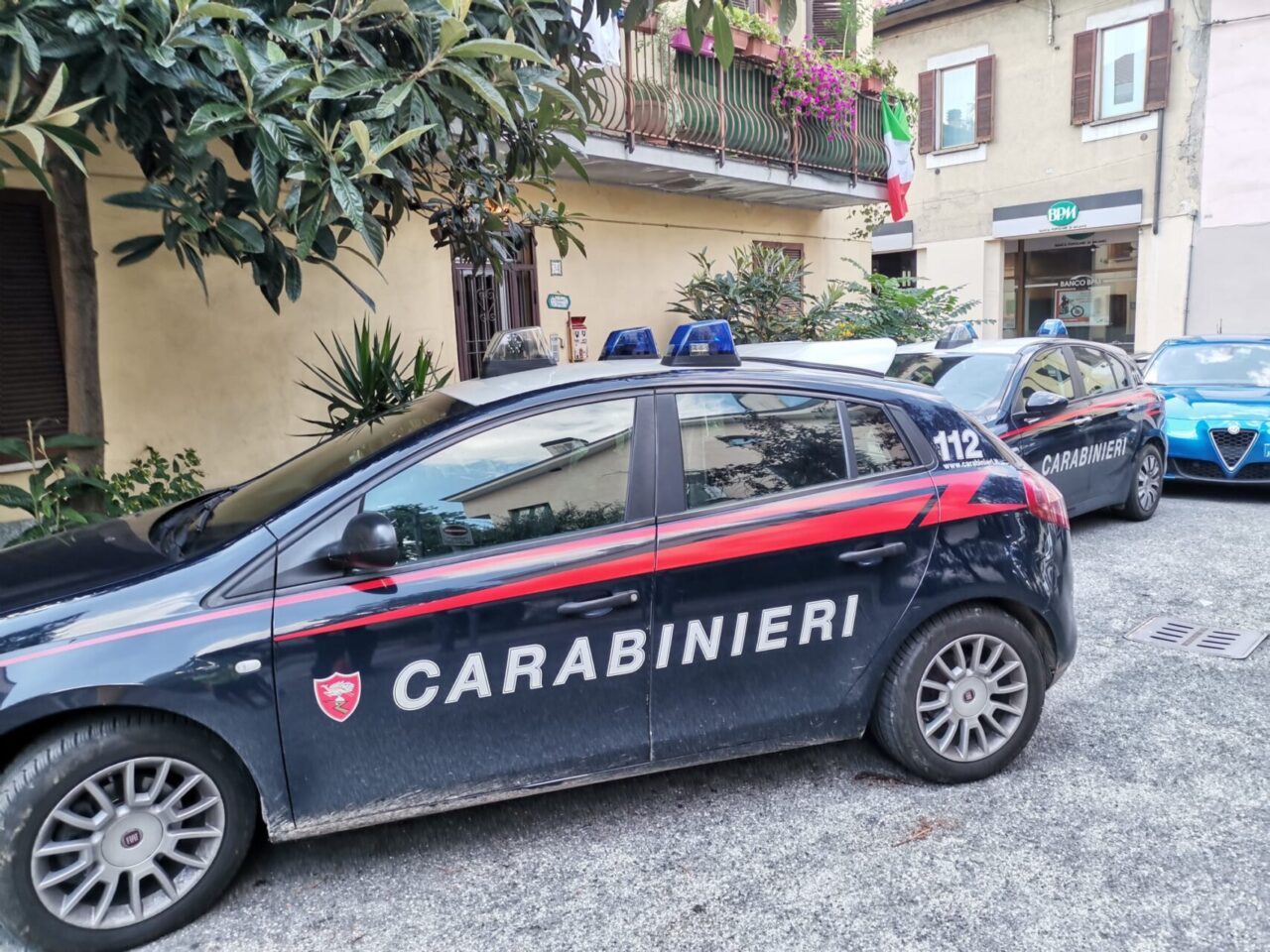 Rapina da film in banca in Brianza: entrano dal seminterrato, sequestrano i dipendenti e fuggono col bottino