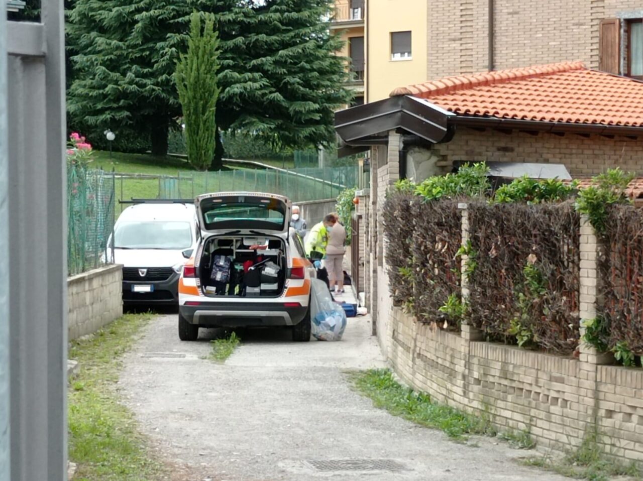 Malore davanti a casa: 65enne gravissimo soccorso in codice rosso