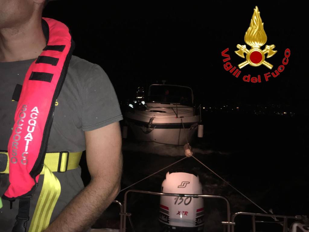 Imbarcazione in fiamme, salvate otto persone SIRENE DI NOTTE