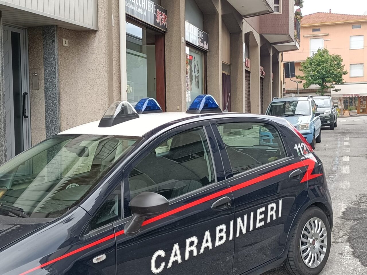 Taglio di capelli sbagliato? Cliente sferra un pugno al parrucchiere che finisce in ospedale