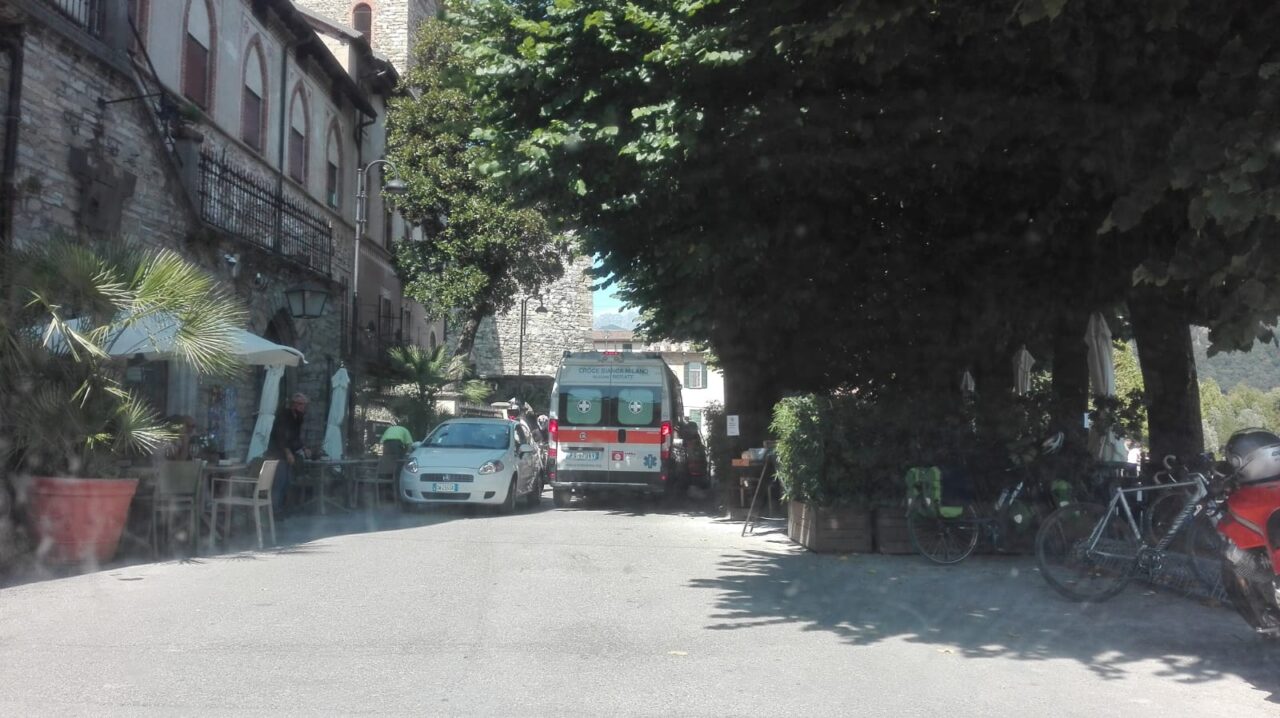 Malore al bar: soccorsi sul lungofiume