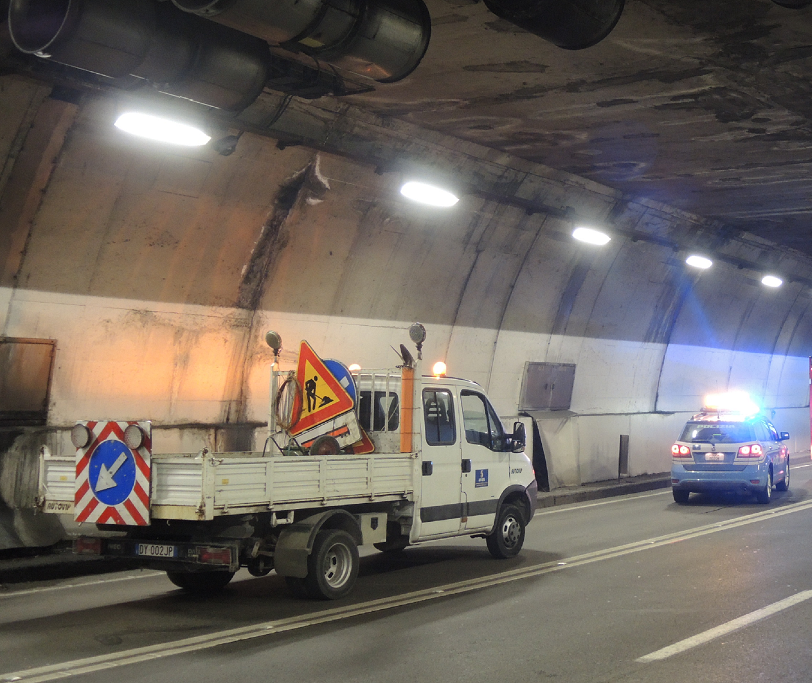 Frontale auto moto nella Lecco Ballabio: 22enne in gravissime condizioni