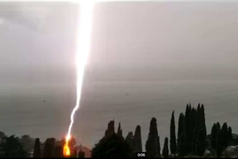 L’impressionante video del fulmine caduto su Bellano