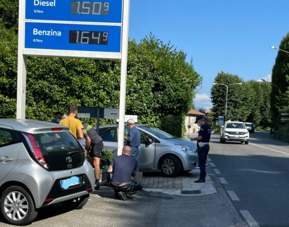 Ciclista investito, non è grave
