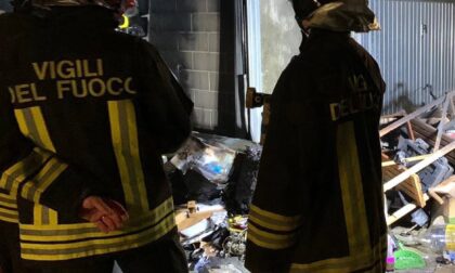 Box prende fuoco, fiamme estinte dai Vigili del Fuoco