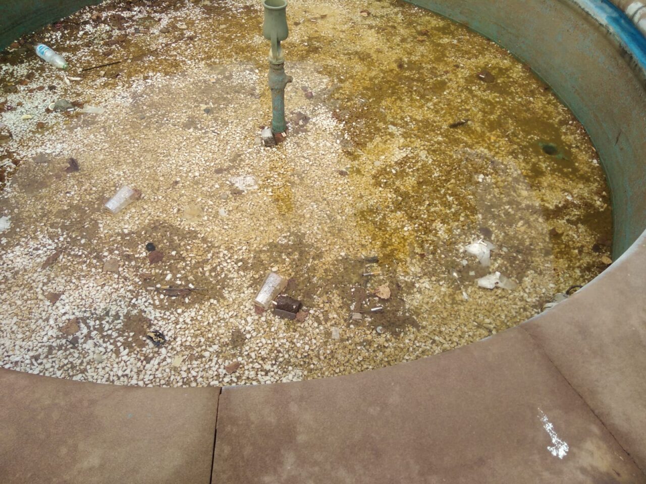 Incivili sporcano fontana, che diventa una discarica a cielo aperto