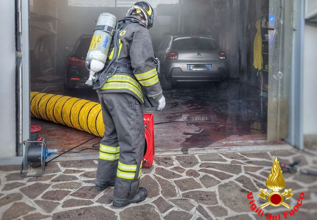 Incendio in un capannone, intossicata una donna