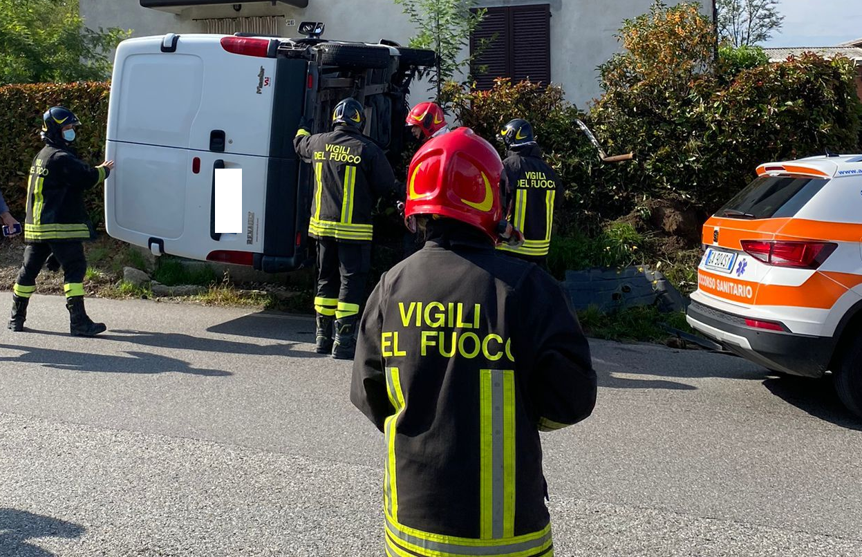 Schianto tra due furgoni: uno si ribalta, ferito l’autista
